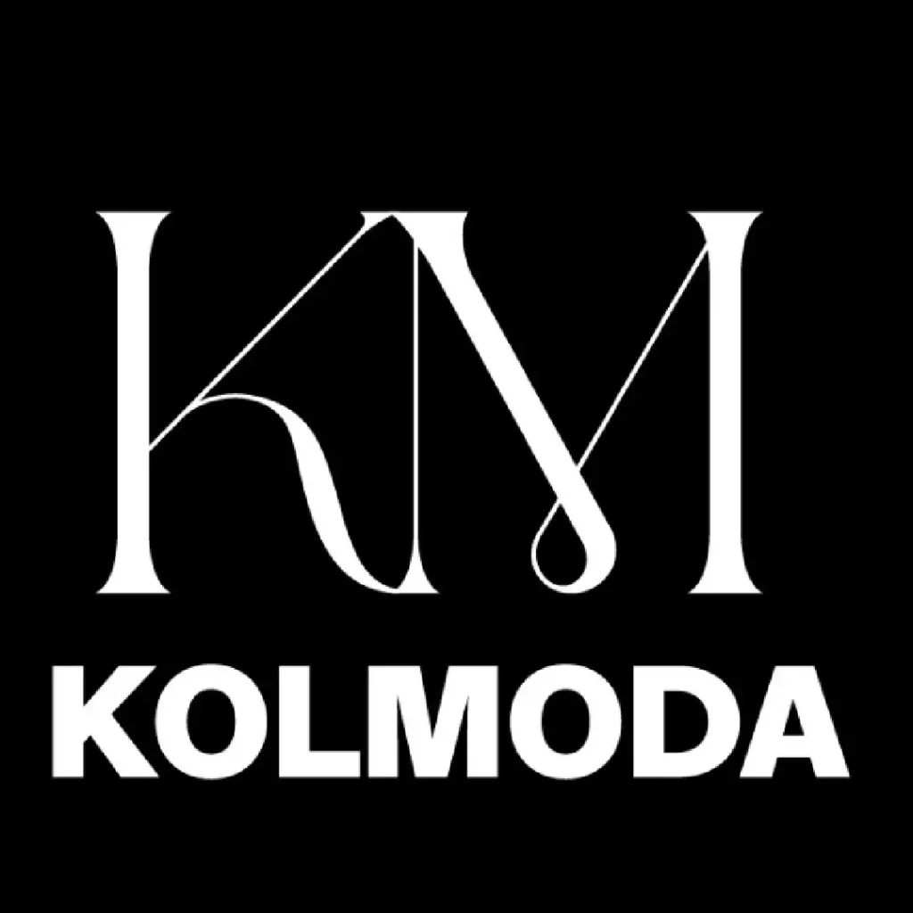 Logo de KM Kolmoda color blanco con fondo negro - Efficommerce